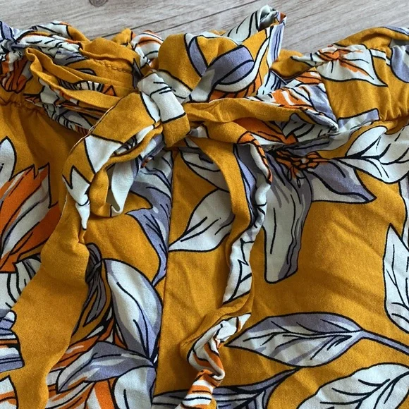 Boutique brand floral shorts size M - Picture 3 of 3